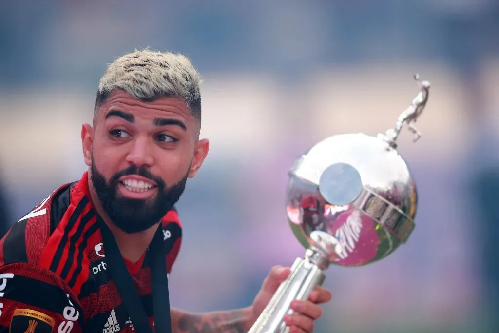 Atacante com a taça da Libertadores (Photo by Manuel Velasquez/Getty Images)