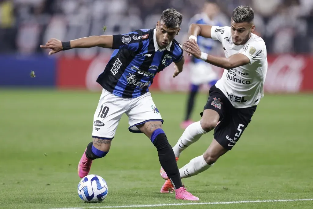 SÃO PAULO, SP (FOLHAPRESS) – 28 DE JUNHO: Luciano Rodríguez, do Liverpool, e Fausto Vera, do Corinthians, disputam a bola durante partida entre Corinthians e Liverpool, pela Copa Conmebol Libertadores 2023, na Arena Corinthians, no dia 28 de junho de 2023, em São Paulo. (Foto: Alexandre Schneider/Getty Images)