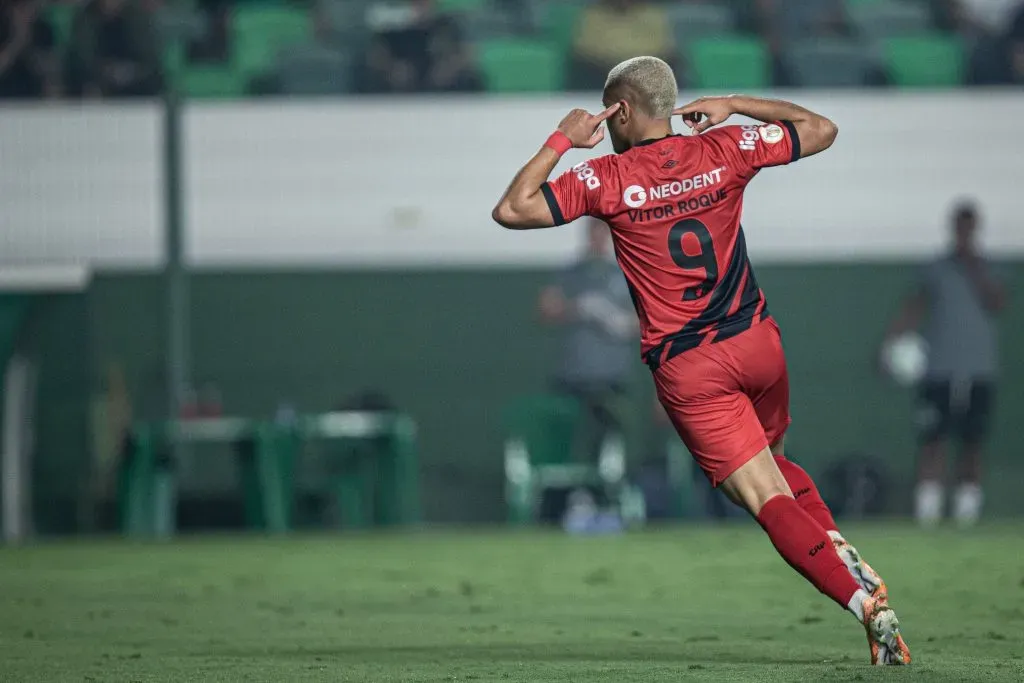 Vitor Roque comemora gol pelo Athletico. Foto: Heber Gomes/AGIF