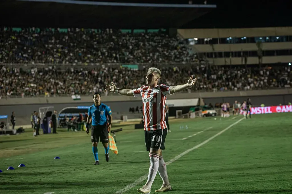 Benjamín Rollheiser celebrando gol contra o Goiás. Foto: Heber Gomes/AGIF