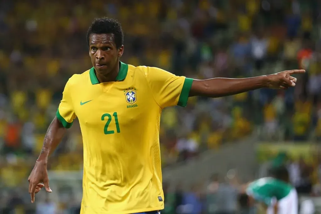 Jô pela Seleção Brasileira na Copa das Confederações de 2013.  (Photo by Clive Mason/Getty Images)