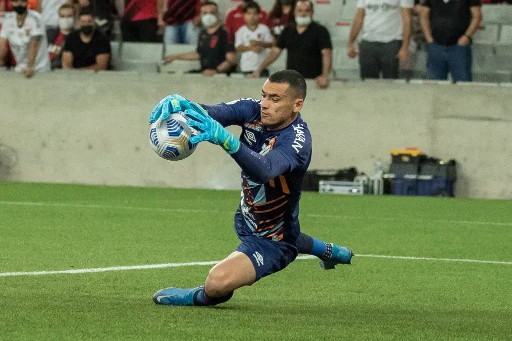 Flamengo pagou R$ 15 milhões ao Athletico Paranaense pelo goleiro Santos. Foto: Robson Mafra/AGIF