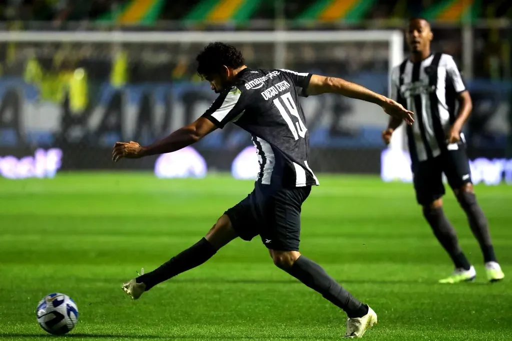 Diego Costa em ação pelo Botafogo. (Photo by Marcos Brindicci/Getty Images)