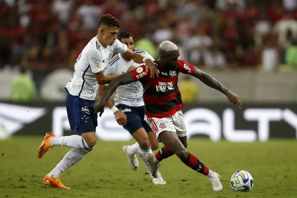 Stênio of Cruzeiro competes for the ball with Gerson of Flamengo  (Photo by Wagner Meier/Getty Images)