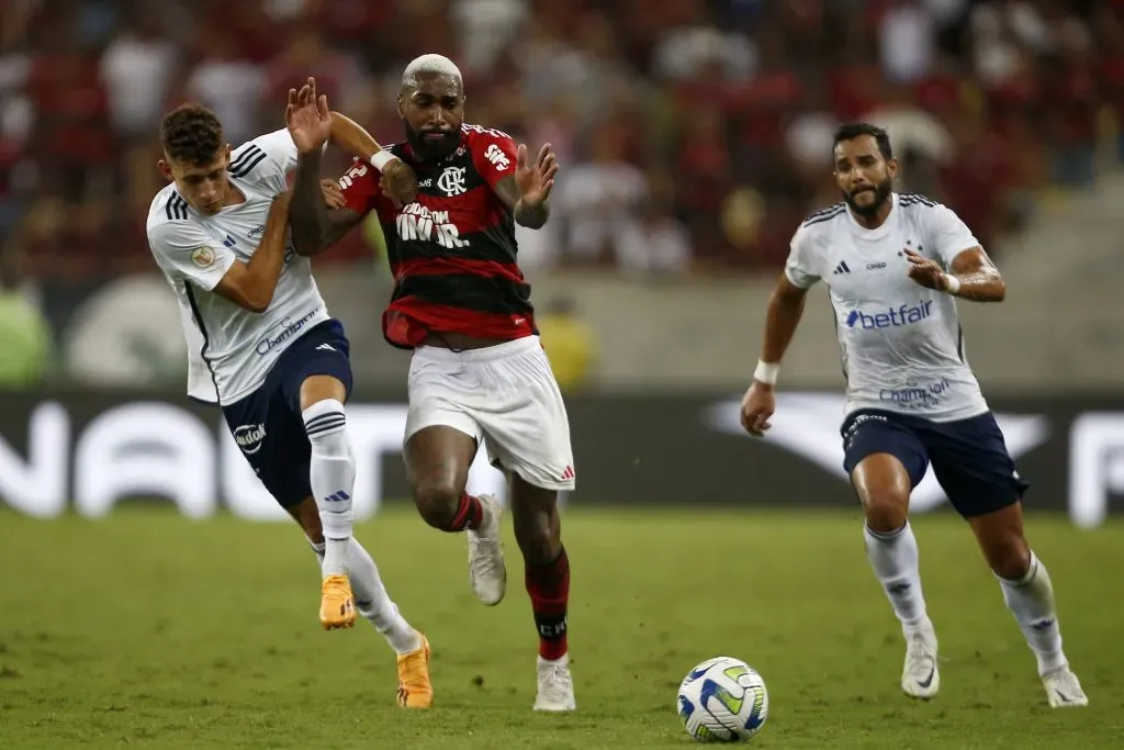 Stênio of Cruzeiro competes for the ball with Gerson of Flamengo. (Photo by Wagner Meier/Getty Images)