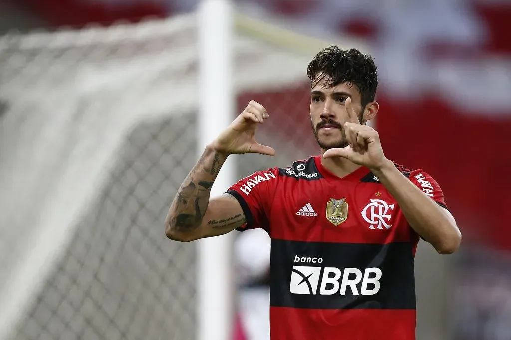 Gustavo Henrique comemorando com a camisa do Flamengo. (Photo by Wagner Meier/Getty Images)