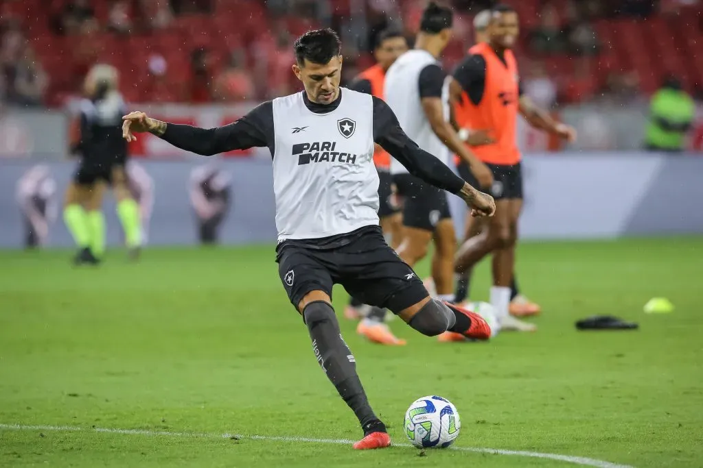 Victor Cuesta aquecendo pelo Botafogo. (Photo by Pedro H. Tesch/Getty Images)