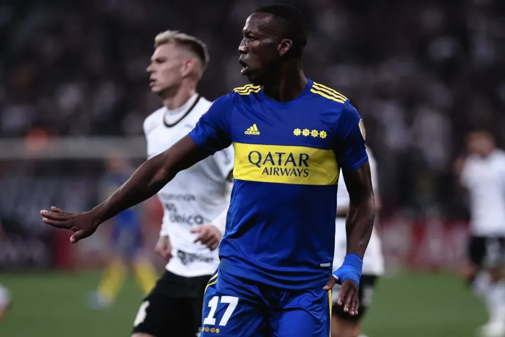 Luis Advíncula em partida contra o Corinthians. Foto: Ettore Chiereguini/AGIF