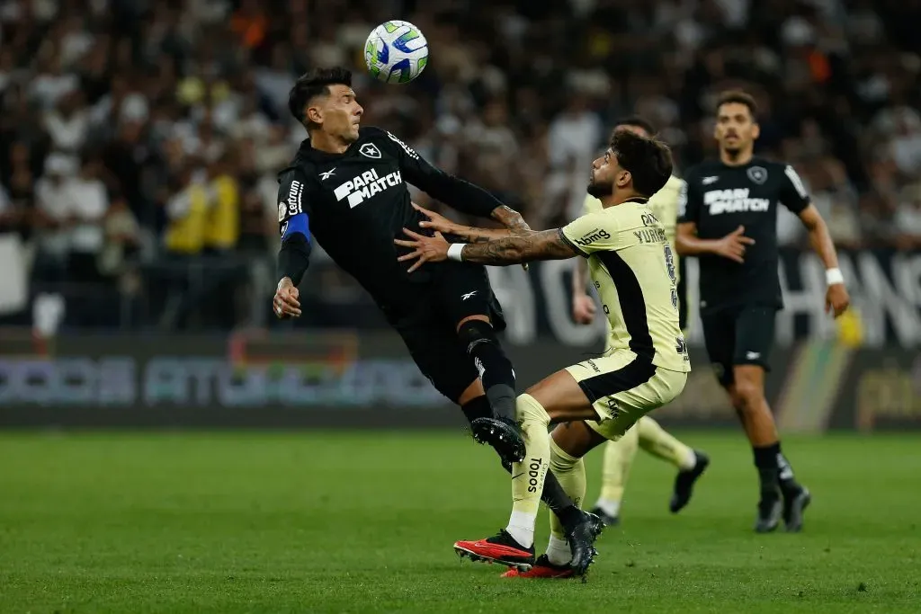 Victor Cuesta contra o Corinthians. (Photo by Ricardo Moreira/Getty Images)