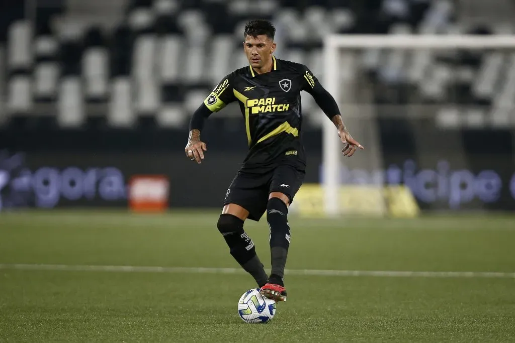 Victor Cuesta em ação pelo Botafogo. (Photo by Wagner Meier/Getty Images)