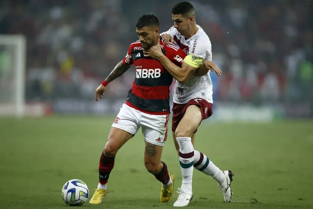 Giorgian de Arrascaeta of Flamengo fights for the ball with Nino of Fluminense(Photo by Wagner Meier/Getty Images)