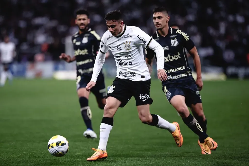 Gustavo Mantuan em ação contra o Santos. Foto: Ettore Chiereguini/AGIF