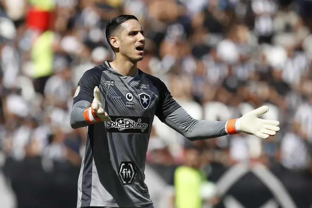 O goleiro foi titular na 1ª partida oficial da temporada (Foto: Bruna Prado/Getty Images)