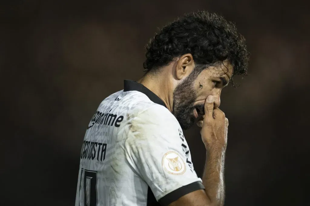 Torcida do Cruzeiro reprova Diego Costa. Foto: Jorge Rodrigues/AGIF