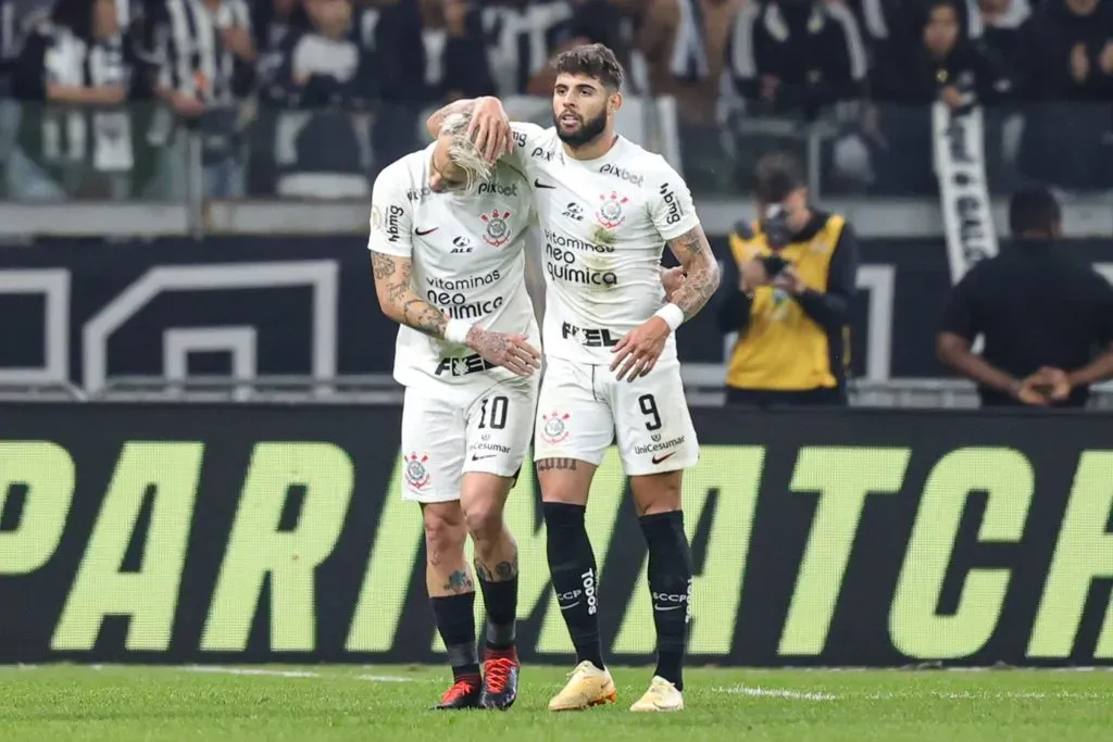 Róger Guedes comemorando gol com Yuri Alberto. Foto: Gilson Lobo/AGIF