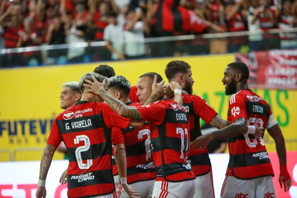 jogador do Flamengo comemora seu gol durante partida  Foto: Antonio Pereira/AGIF