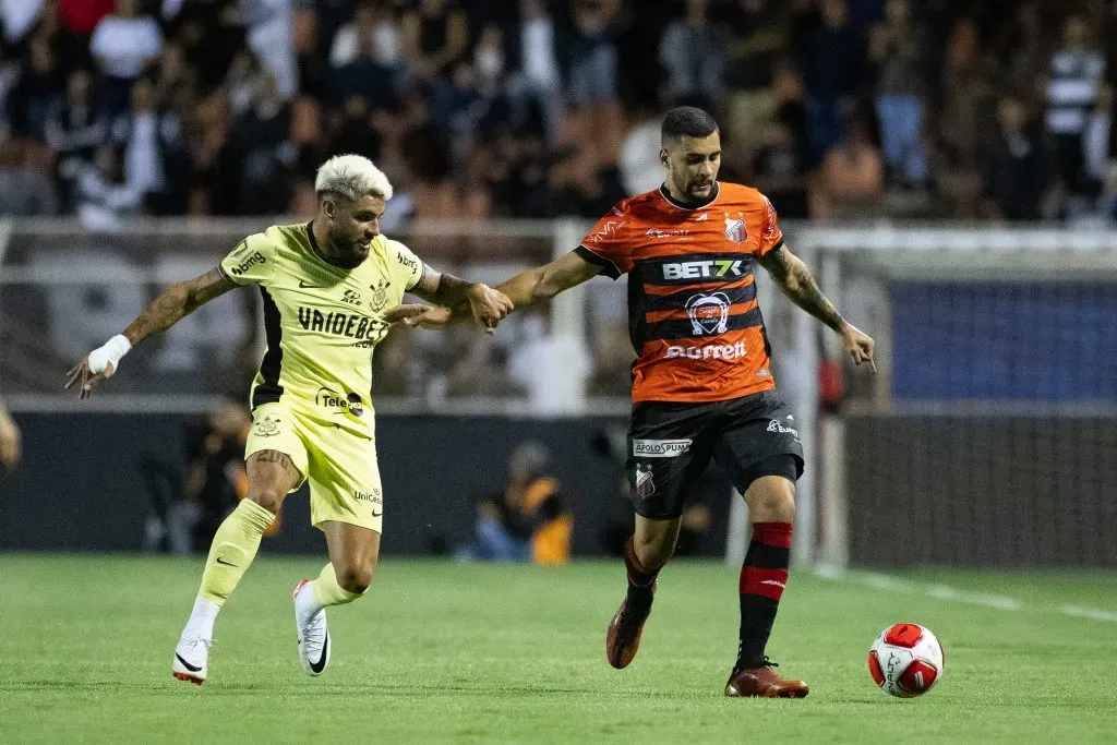 Yuri Alberto disputa bola com jogador do Ituano – Foto: Fabio Moreira Pinto/AGIF