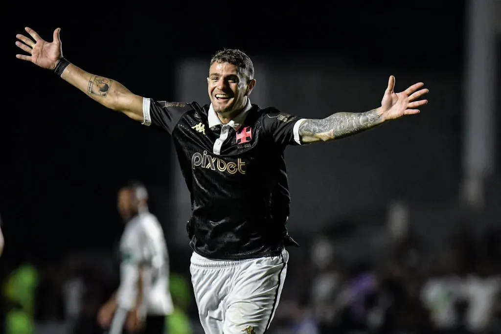 RJ – RIO DE JANEIRO – 21/09/2023 – BRASILEIRO A 2023, VASCO X CORITIBA – Vegetti jogador do Vasco comemora seu gol durante partida contra o Coritiba no estadio Sao Januario pelo campeonato Brasileiro A 2023. Foto: Thiago Ribeiro/AGIF