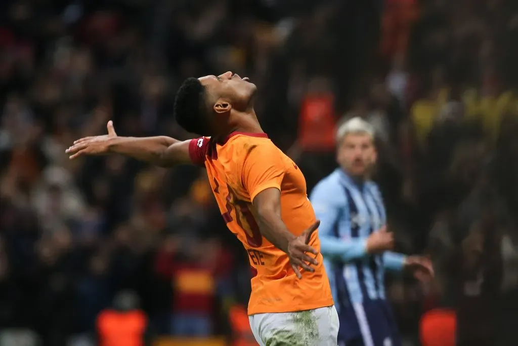 Tetê em ação no Campeonato Turco. (Photo by Ahmad Mora/Getty Images)