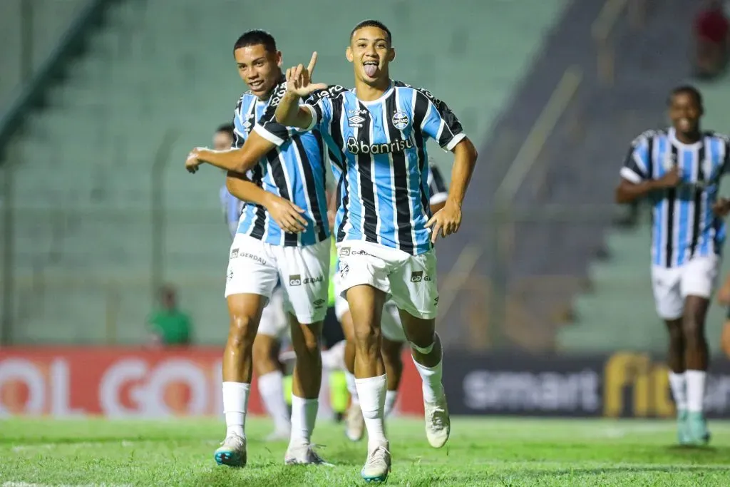 Gustavo Nunes à direita | Grêmio x Athletico-PR – Copinha – 16/1/24 | Foto: Renan Jardim / Grêmio FBPA