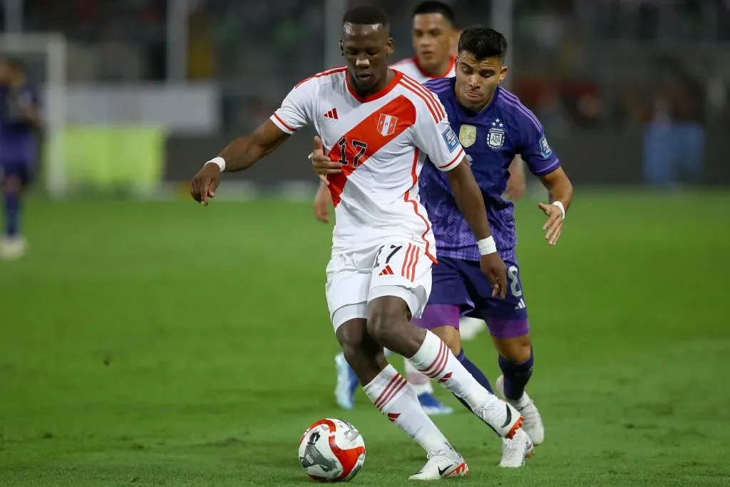 Luis Advíncula em ação pelo Peru nas eliminatórias para a Copa. (Photo by Leonardo Fernandez/Getty Images)