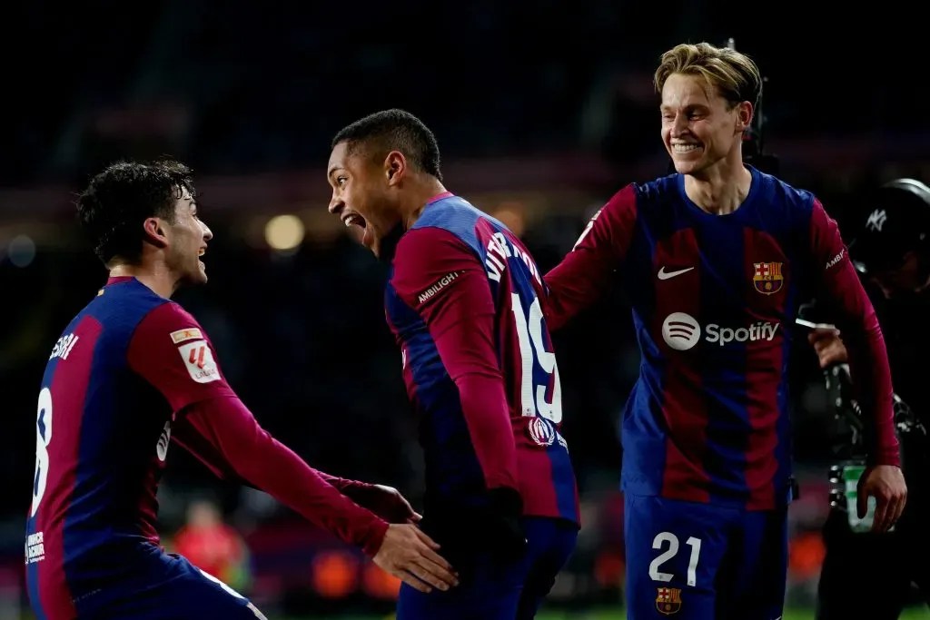 Joao Cancelo e Frenkie de Jong comemoram gol do Barcelona com Vitor Roque. Foto: Alex Caparros/Getty Images