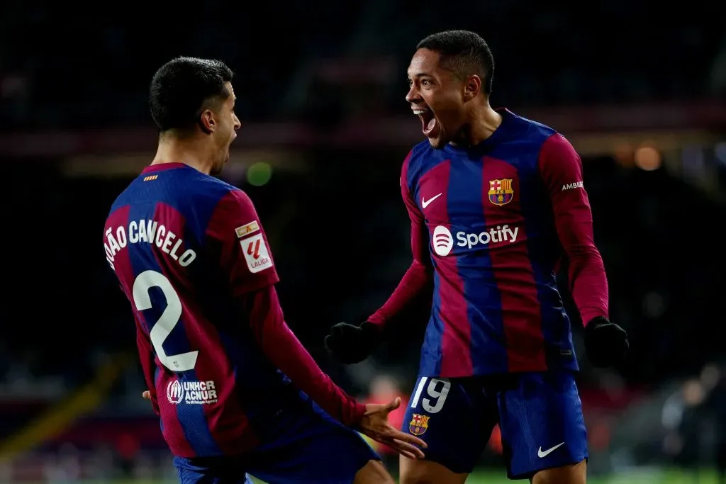 Vitor Roque comemora gol pelo Barcelona. Foto: Alex Caparros/Getty Images