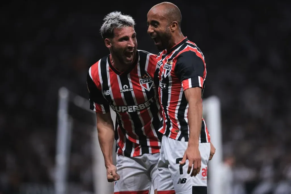 Calleri e Lucas comemoram gol pelo São Paulo, no Majestoso. Foto: Ettore Chiereguini/AGIF