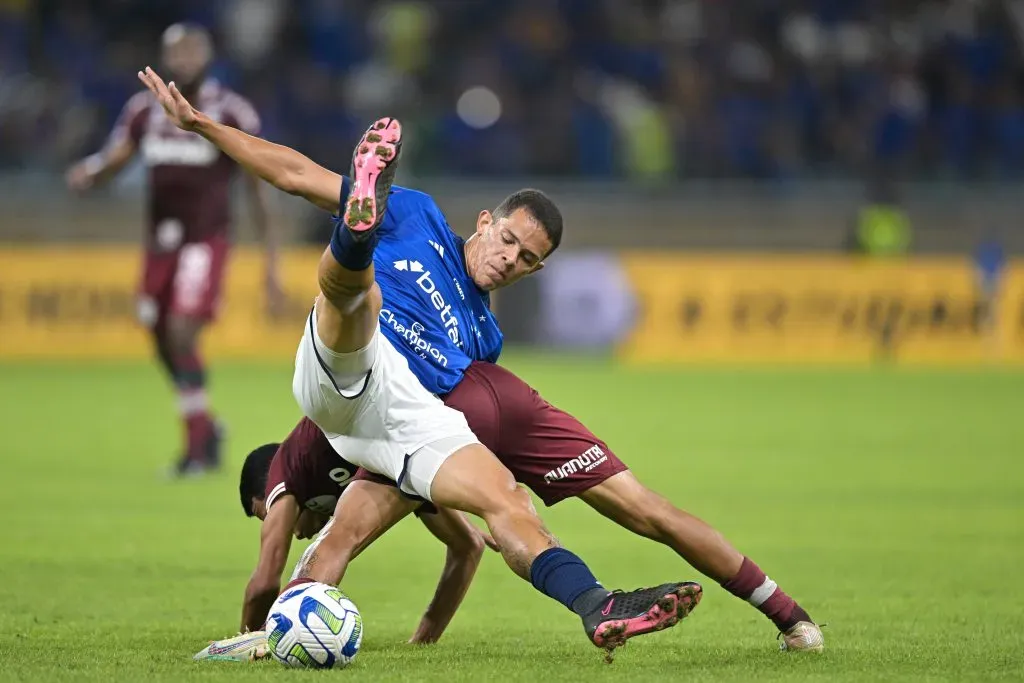 BELO HORIZONTE, BRAZIL - MAY 10: Wallisson (L) of Cruzeiro(Photo by Pedro Vilela/Getty Images)