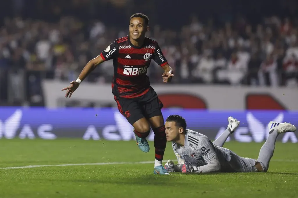 Lázaro em ação diante do São Paulo (Photo by Ricardo Moreira/Getty Images)