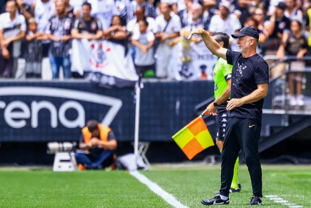 Mano Menezes sob o comando do Corinthians. Foto: Marcello Zambrana/AGIF
