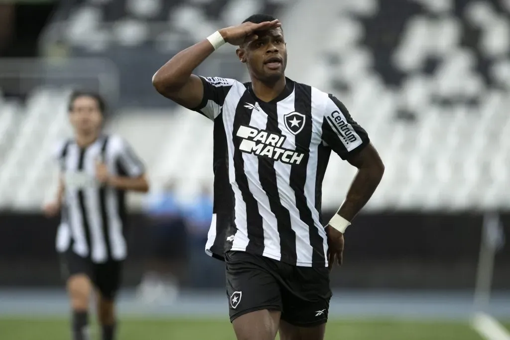 Júnior Santos celebrando gol pelo Botafogo. Foto: Jorge Rodrigues/AGIF