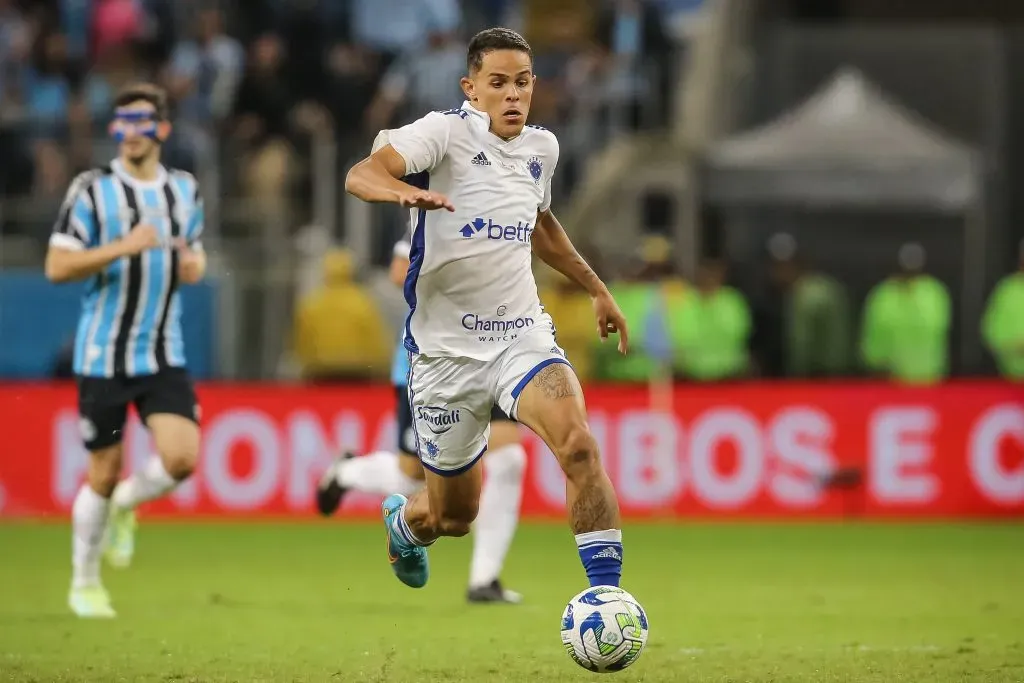 RS – PORTO ALEGRE – 17/05/2023 – COPA DO BRASIL 2023, GREMIO X CRUZEIRO – Wallisson jogador do Cruzeiro durante partida contra o Gremio no estadio Arena do Gremio pelo campeonato Copa do Brasil 2023. Foto: Pedro H. Tesch/AGIF