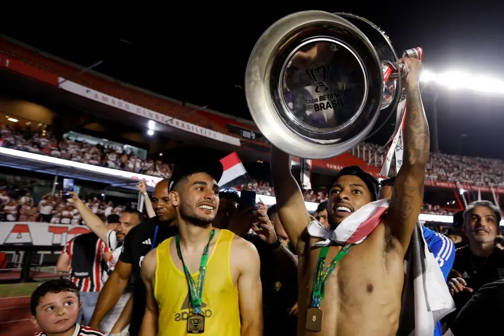 Welington do São Paulo comemora título da Copa do Brasil. (Photo by Ricardo Moreira/Getty Images)