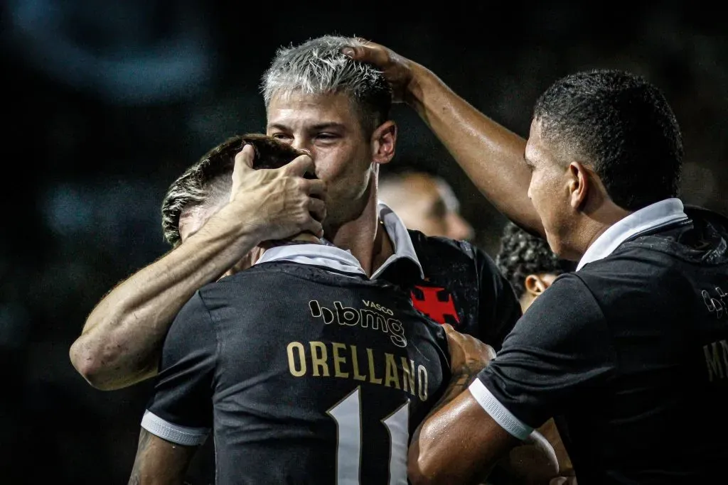 Orellano, Manu Capasso e Matheus Carvalho | Foto: Matheus Lima/Vasco.
