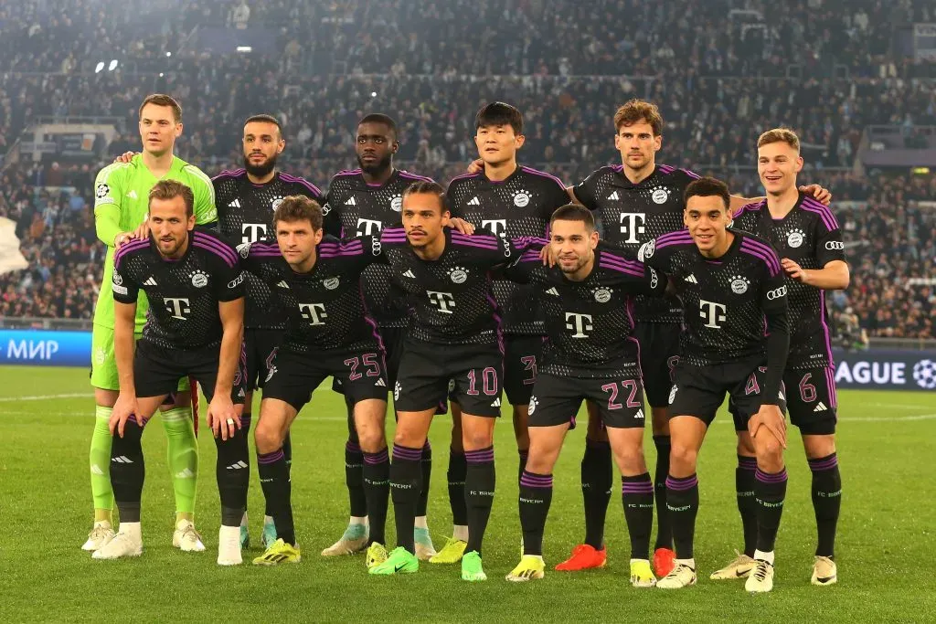 ROMA, ITÁLIA – 14 de fevereiro: Os jogadores do Bayern de Munique posam para uma foto da equipe antes do pontapé inicial antes do jogo de ida das oitavas de final da UEFA Champions League 2023/24 entre SS Lazio e FC Bayern München no Stadio Olimpico em 14 de fevereiro de 2024 em Roma, Itália. (Foto: Paolo Bruno/Getty Images)