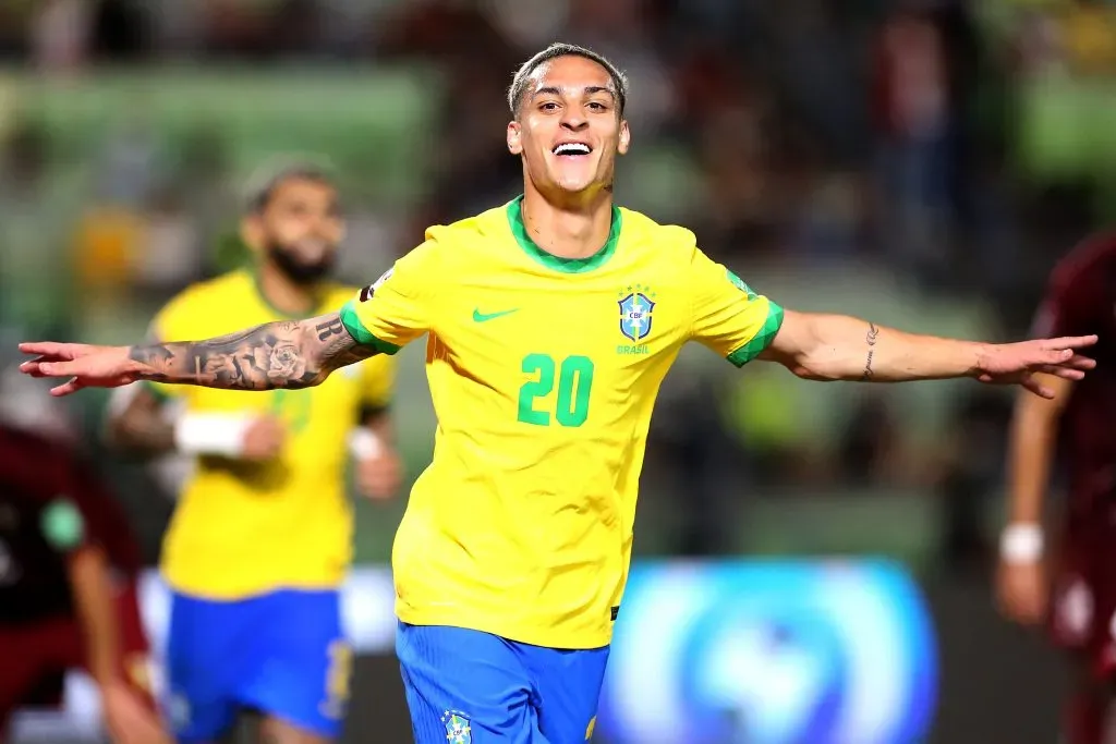 Antony celebrando gol pela Seleção Brasileira. (Photo by Edilzon Gamez/Getty Images)