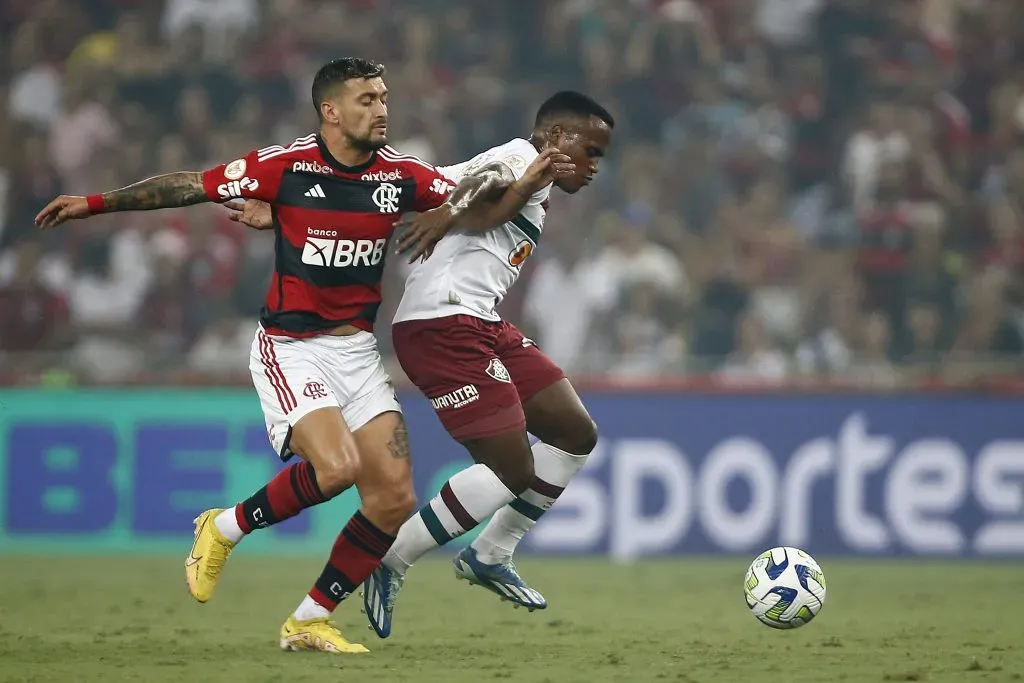 Arrascaeta of Flamengo with Jhon Arias of Fluminense (Photo by Wagner Meier/Getty Images)