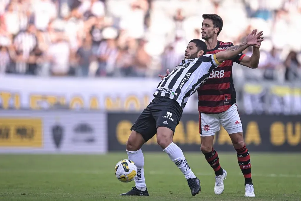 Rodrigo Caio contra Hulk, do Atlético Mineiro. (Photo by Pedro Vilela/Getty Images)