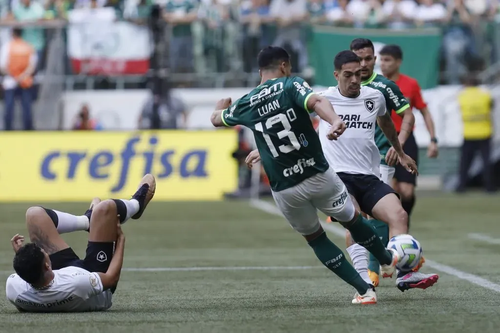 Luan em partida contra o Botafogo. (Photo by Ricardo Moreira/Getty Images)
