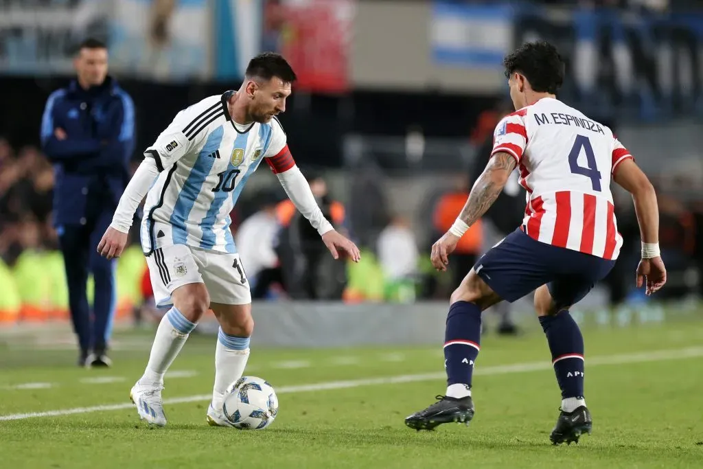 Espinoza marcando Messi. (Photo by Daniel Jayo/Getty Images)