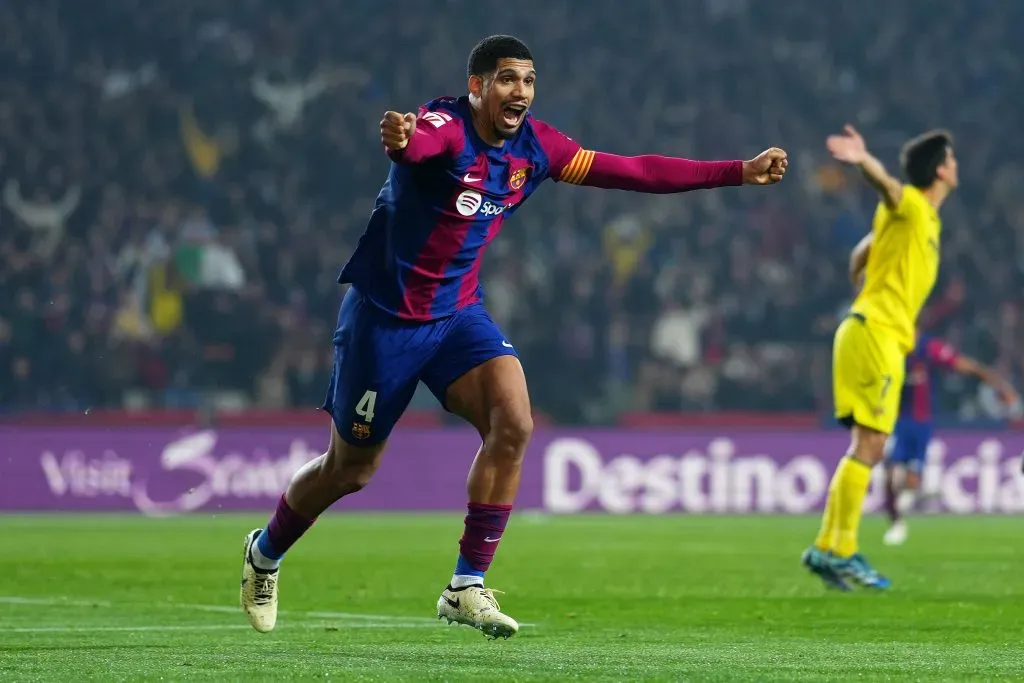 BARCELONA, SPAIN - JANUARY 27: Ronald Araujo do FC Barcelona  (Photo by Alex Caparros/Getty Images)