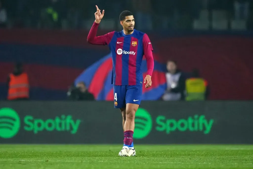 BARCELONA, SPAIN – JANUARY 27: Ronald Araujo do FC Barcelona. (Photo by Alex Caparros/Getty Images)