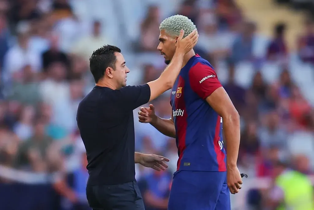 Ronald Araújo é titular absoluto com Xavi no Barcelona. Foto: Eric Alonso/Getty Images