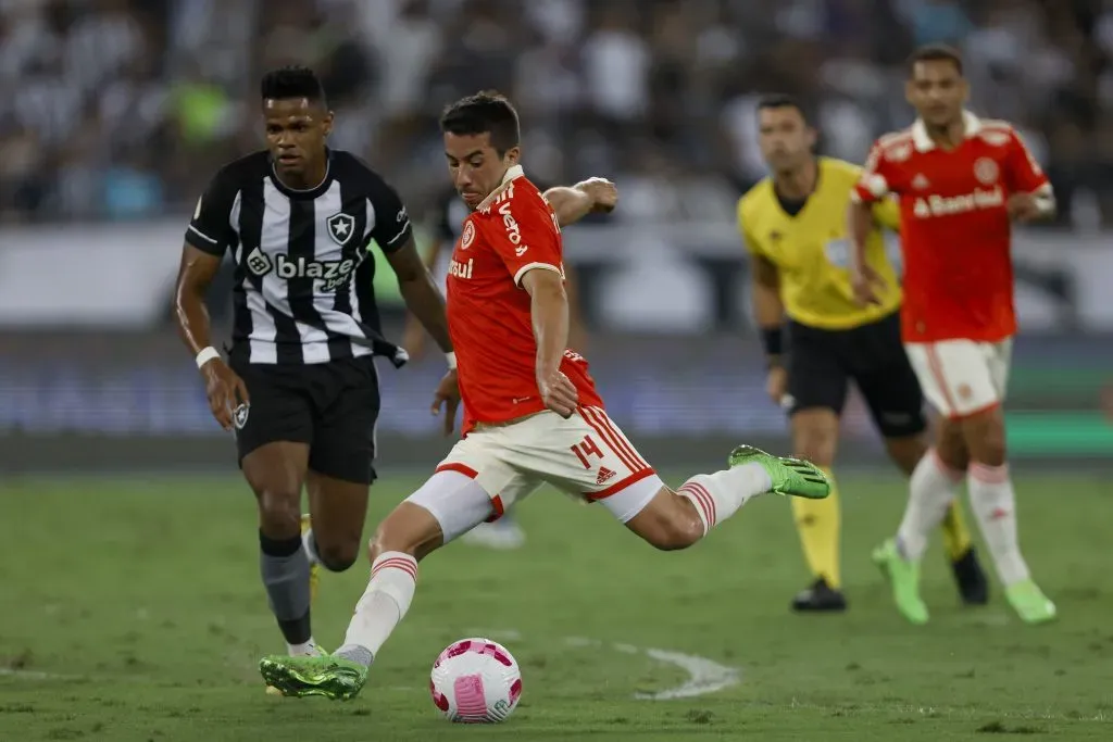 Carlos de Peña em ação contra o Botafogo. (Photo by Wagner Meier/Getty Images)