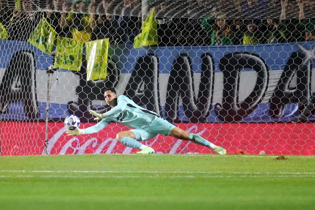 Gatito Fernández defendendo pênalti pelo Botafogo. (Photo by Marcos Brindicci/Getty Images)