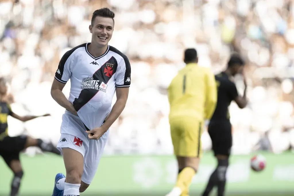 RJ – RIO DE JANEIRO – 18/02/2024 – CARIOCA 2024, BOTAFOGO X VASCO – Lucas Piton jogador do Vasco comemora seu gol durante partida contra o Botafogo no estadio Engenhao pelo campeonato Carioca 2024. Foto: Jorge Rodrigues/AGIF