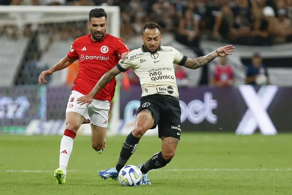 Maycon em partida contra o Internacional. (Photo by Ricardo Moreira/Getty Images)