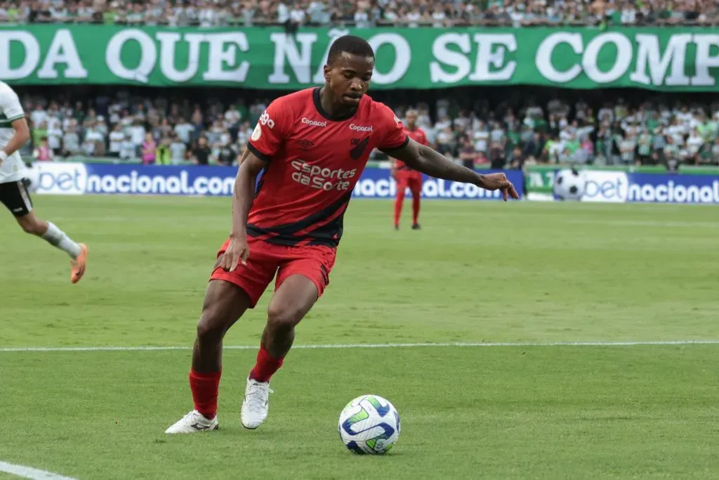 PR – CURITIBA – 01/10/2023 – BRASILEIRO A 2023, CORITIBA X ATHLETICO-PR – Caca jogador do Athletico-PR durante partida contra o Coritiba no estadio Couto Pereira pelo campeonato Brasileiro A 2023. Foto: Robson Mafra/AGIF