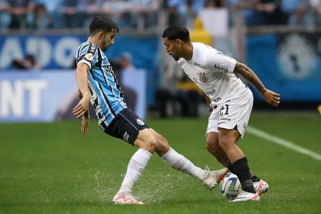 Matheus Bidu contra o Grêmio. (Photo by Pedro H. Tesch/Getty Images)